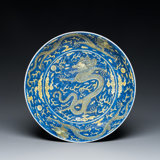 Plat en porcelaine de Chine en bleu et jaune à décor d'un dragon, marque et époque de Qianlong