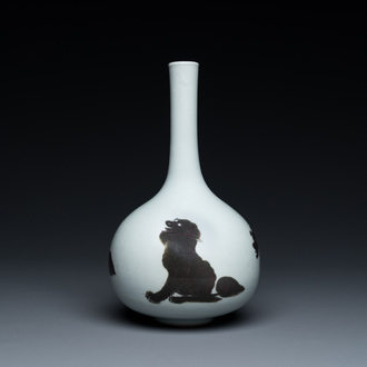 Vase de forme bouteille en porcelaine de Chine à décor d'animaux mythiques en rouge de cuivre, Kangxi