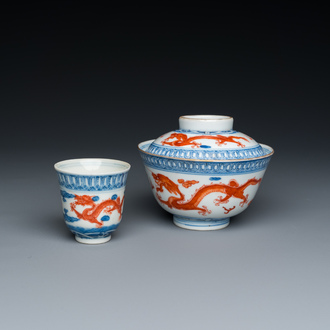 Un bol couvert et une tasse à vin en porcelaine de Chine en bleu, blanc et rouge de fer à décor d'un dragon, marque de Qianlong, 18/19ème