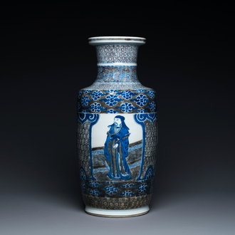 Vase de forme rouleau en porcelaine de Chine en bleu, blanc et rouge de cuivre à décor des 'Sanxing', Kangxi