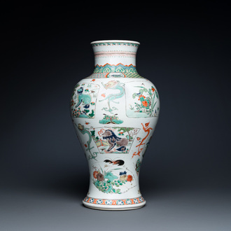 Vase en porcelaine de Chine famille verte à décor de dragons et d'animaux mythiques, Kangxi