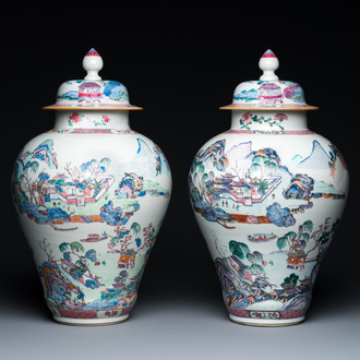 Paire de vases couverts en porcelaine de Chine famille rose à décor de paysages montagneux, Yongzheng