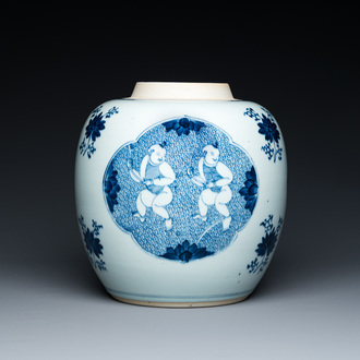 Pot en porcelaine de Chine en bleu et blanc à décor des 'Hehe Erxian', Kangxi