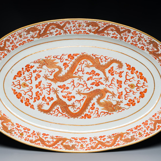 Très grand plat impérial de forme ovale en porcelaine de Chine à décor de dragons en rouge de fer et doré, marque Ji Xiang Ru Yi 吉祥如意, Guangxu