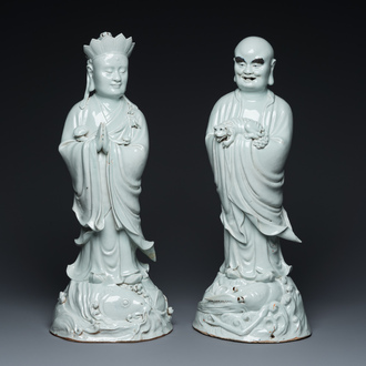 Deux très grandes sculptures de Luohan en porcelaine de Chine en blanc monochrome, Qianlong/Jiaqing