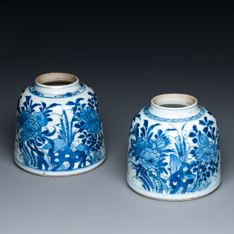 Paire de pots à eau en forme de cloche en porcelaine de Chine en bleu et blanc, Kangxi