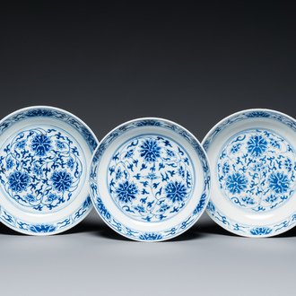 Trois coupes en porcelaine de Chine en bleu et blanc aux rinceaux de lotus, marque et époque de Guangxu