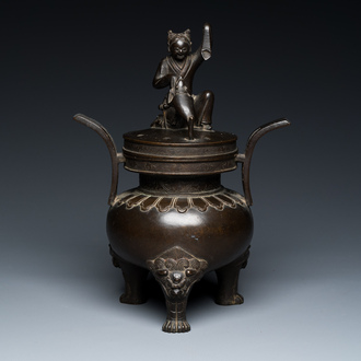 Een Chinese bronzen driepotige wierookbrander met Liu Hai en de pad, Yuan