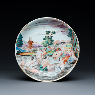 Assiette en porcelaine de Chine coquille d'oeuf à décor de 'Diane et Actéon' surdécorée aux Pays-Bas avec un texte au dos, Yongzheng