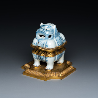 Een blauw-witte Chinese wierookbrander in de vorm van een Luduan met vergulde bronzen montuur, Wanli
