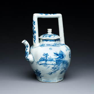 Verseuse à vin en porcelaine de Chine en bleu et blanc à décor de qilins, époque Transition