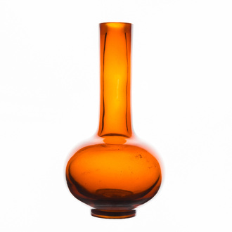 Rare vase de forme bouteille en verre de Pékin de couleur ambre translucide, Chine, marque et époque de Qianlong