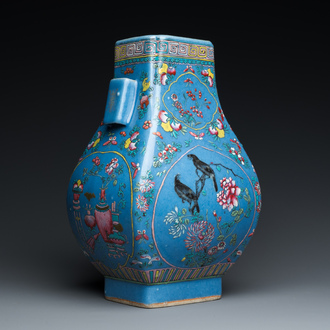Een Chinese 'fanghu' vaas met geëmailleerd famille rose decor op blauwe fondkleur, Guangxu merk en periode