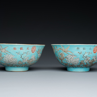 Twee Chinese Dayazhai kommen met grisaille decor op turquoise fondkleur, Yong Qing Chang Chun 永慶長春 merk, Guangxu