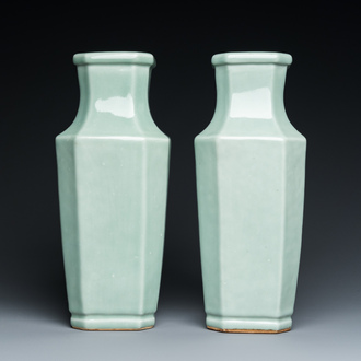Paire de vases en porcelaine de Chine en céladon monochrome, marque et époque de Xuantong