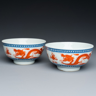 Paire de bols en porcelaine de Chine en bleu, blanc et rouge de fer, marque et époque de Xuantong