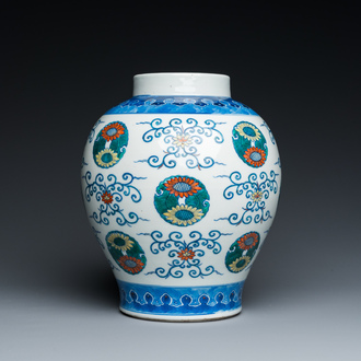 Vase en porcelaine de Chine doucai, marque et époque de Daoguang