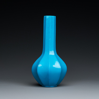 Een gefacetteerde Chinese flesvormige vaas in turquoise Peking glas, Qianlong merk en periode