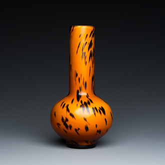 Een Chinese flesvormige vaas in gevlekt amberkleurig Peking glas, Xianfeng merk en periode