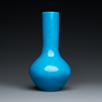 Vase de forme bouteille en verre de Pékin bleu turquoise, Chine, marque et époque de Qianlong