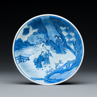 Een fijne Chinese blauw-witte schotel, Kangxi merk en periode