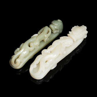 Deux boucles de ceintures sculptées en jade blanc et céladon, Chine, Qing