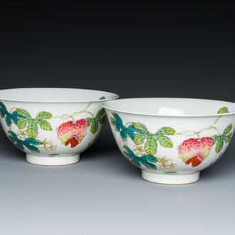 Paire de bols en porcelaine de Chine famille rose à décor de poires de baumier, marque et époque de Daoguang