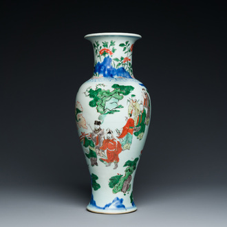 Vase à décor d'immortels en porcelaine de Chine wucai, époque Transition