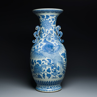 Grand vase en porcelaine de Chine en bleu et blanc à décor de phénix et pivoines, 19ème