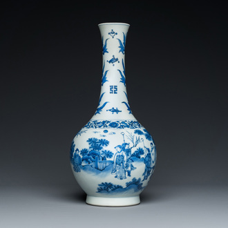 Vase de forme bouteille en porcelaine de Chine en bleu et blanc, époque Transition