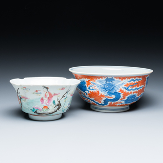 Deux bols en porcelaine de Chine en bleu, blanc et rouge de fer et en famille rose, marques de Jiaqing et de Wanli, 19ème