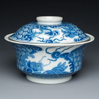 Een Chinese blauw-witte 'Bleu de Hue' dekselkom voor de Vietnamese markt, 'draak' merk voor de periode Thiệu Trị (1841-1847)