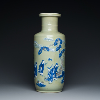 Vase de forme rouleau en porcelaine de Chine en bleu, blanc et rouge de cuivre sur fond céladon, Kangxi