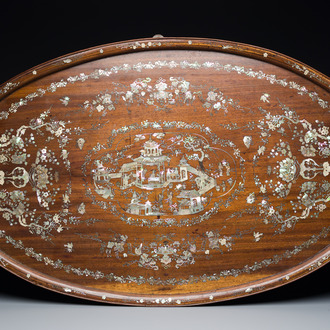 Très important plat de forme ovale en bois incrusté de nacre à décor d'un pavillon central, Chine, 19ème