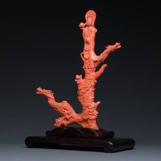 Een Chinese bloedkoralen sculptuur van een staande Bodhisattva met twee draken, 19/20e eeuw