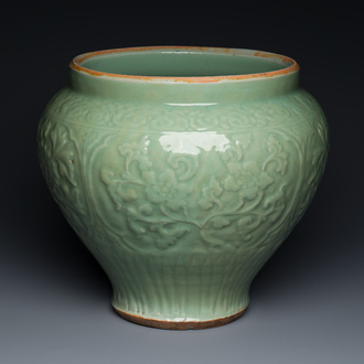 Een fraaie Chinese Longquan celadon vaas met floraal decor, Ming