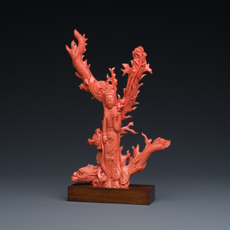 Sculpture de Guanyin debout et son dragon en corail rouge, Chine, 19/20ème