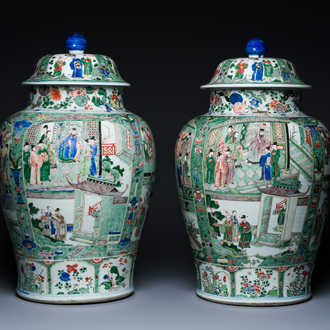 Paire de grands vases couverts en porcelaine de Chine famille verte, Kangxi