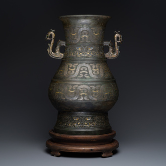 Een zeldzame Chinese archaïsche met goud- en zilver ingelegde bronzen 'hu' vaas op houten sokkel gemerkt Tao Xiang 陶湘 en Luo Zhenyu 羅振玉, Song/Ming