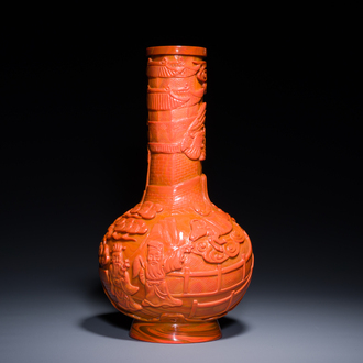 Een ongewone Chinese flesvormige vaas in rood Peking glas, Daoguang merk en wellicht periode