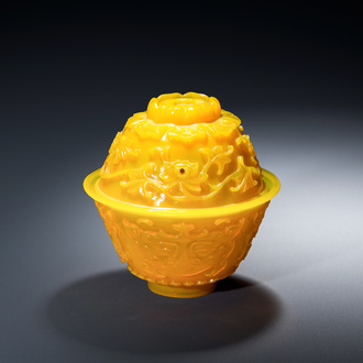 Een fijne Chinese dekselkom in geel Peking glas, Qianlong merk en periode