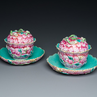 Belle paire de bols couverts sur présentoirs en porcelaine de Chine famille rose, Qianlong