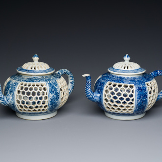 Paire de théières ajourées et aux double parois en porcelaine de Chine en bleu et blanc, époque Transition