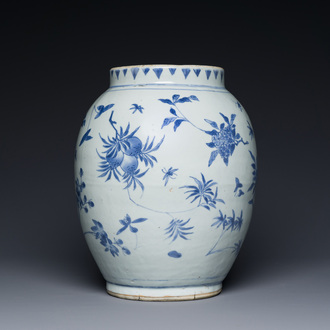 Vase en porcelaine de Chine en bleu et blanc aux décors floraux, époque Transition