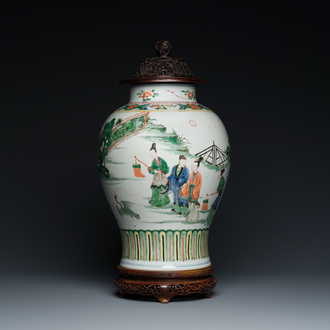 Vase en porcelaine de Chine famille verte au couvercle et socle en bois ajouré, Kangxi