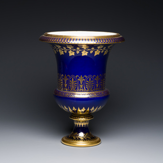 Vase Médici en porcelaine de Sèvres à décor doré sur fond bleu, France, daté 1847 et 1853