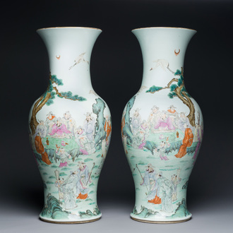 Paire de vases en porcelaine de Chine famille rose à décor d'un musicien qui joue le qin, marque de Qianlong, République
