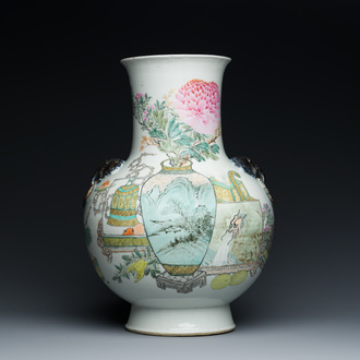Vase de forme 'hu' en porcelaine de Chine qianjiang cai à décor d'antiquités, signé Xu Pinheng 許品衡, marque de Tongzhi, 19/20ème