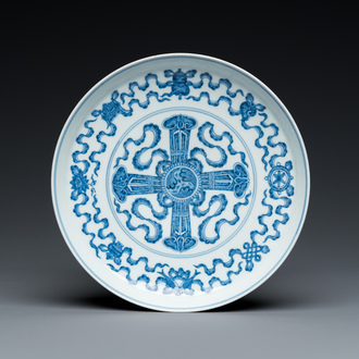 Een Chinese blauw-witte 'Bajixiang' tazza, Qianlong merk en periode