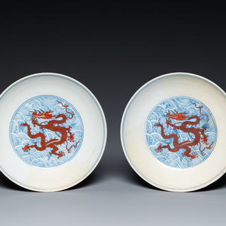 Een paar Chinese schotels met ijzerrood drakendecor op blauw-witte golven, Qianlong merk en periode